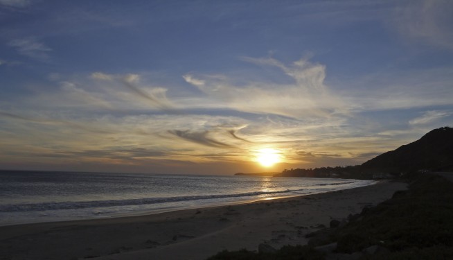Residents return but Southern California fire still has life