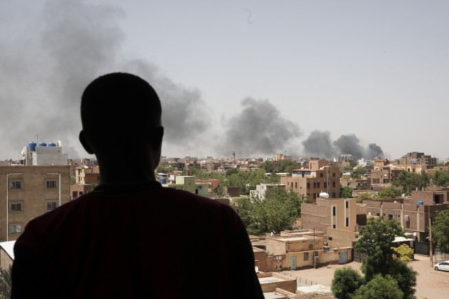 Diplomats flee Sudan fighting as citizens struggle to escape