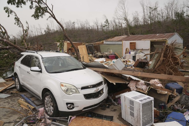 At least 32 dead in massive US storm after new fatalities reported in Kansas and Mississippi