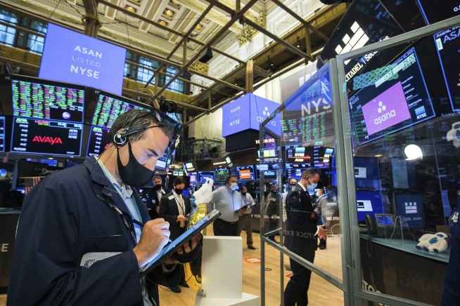 Wall Street rallies to close out strong, but wild quarter