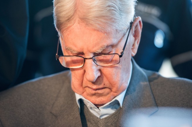 Former SS Auschwitz guard apologizes at trial in Germany