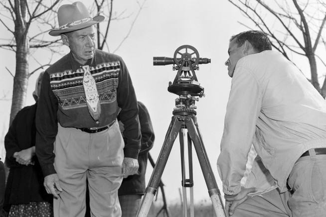 US finally giving boot to official foot measurement