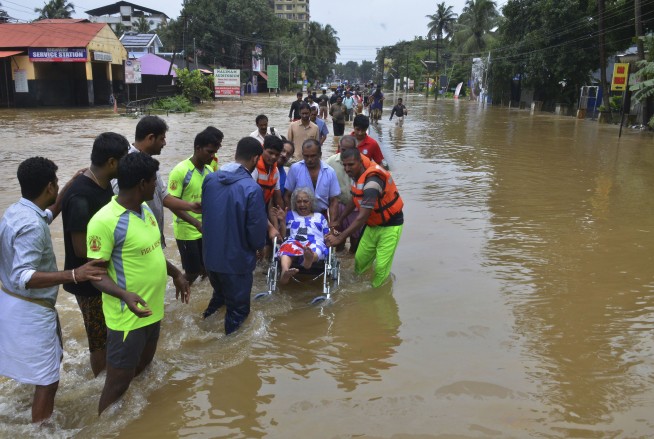 Thousands await rescue amid deadly south Indian floods