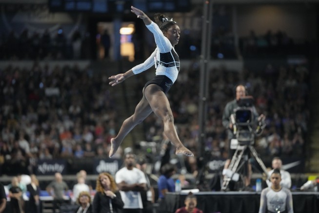 Simone Biles dazzles in her return from a 2-year layoff to dominate the US Classic