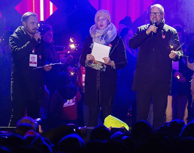Doctors fight to save Polish mayor stabbed in heart on stage