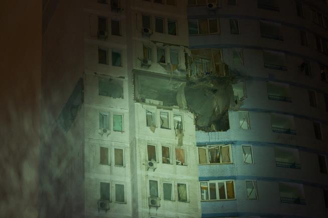 Russia uses its new ballistic missile in a major attack on Ukraine and a warning to West