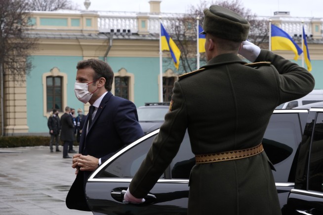 Macron: Putin told him Russia won't escalate Ukraine crisis