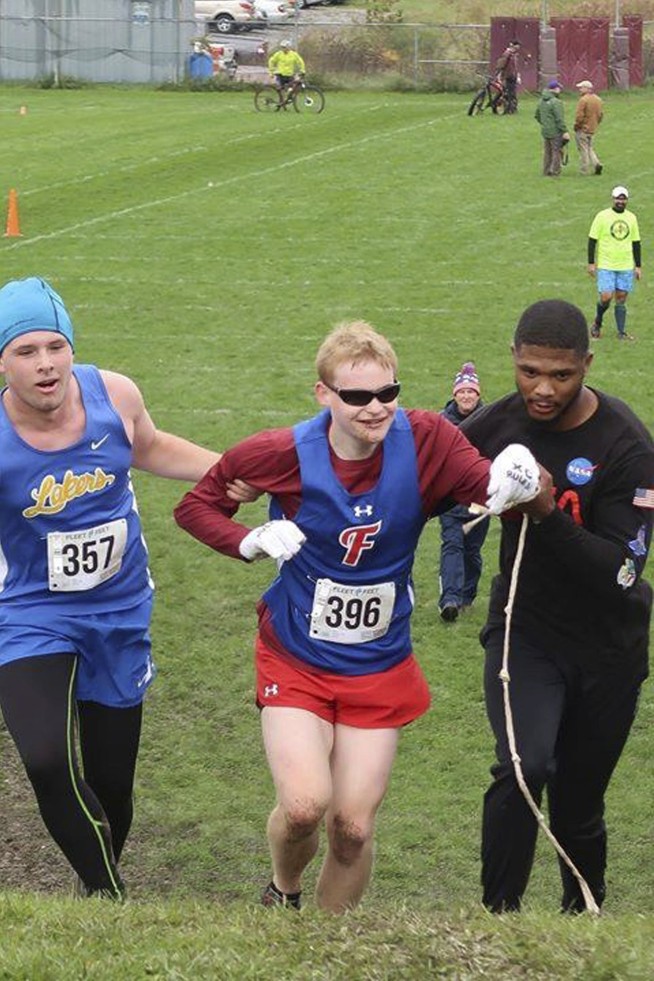 Runner praised for helping legally blind competitor who fell