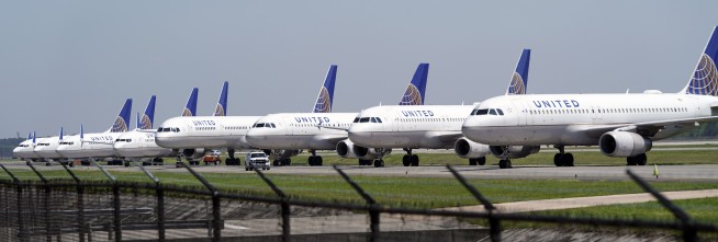 United sending layoff notices to nearly half of US employees