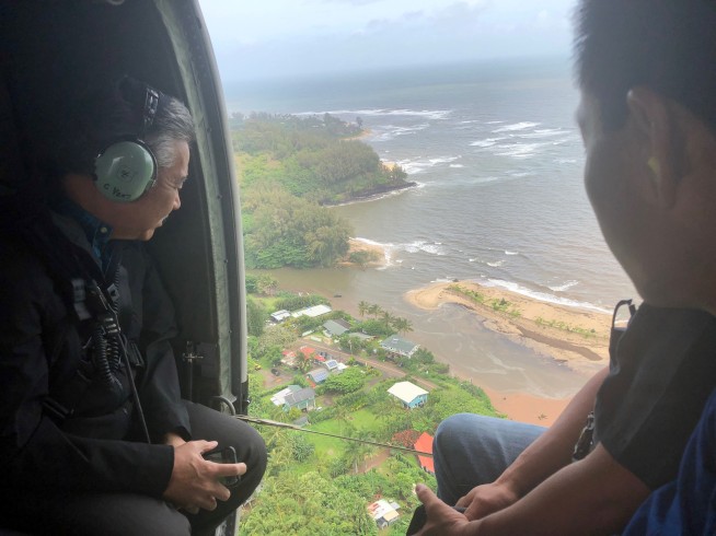 Rescue crews airlift hundreds stranded after Hawaii storm