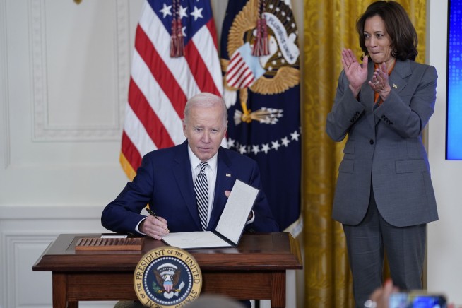 Biden wants to move fast on AI safeguards and signs an executive order to address his concerns