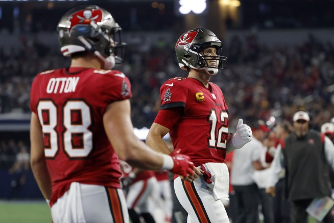 Brady, Bucs throttle Cowboys 19-3 as Prescott injures hand