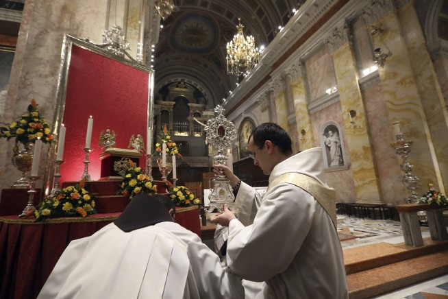 Relic thought to be from Jesus’ manger arrives in Bethlehem