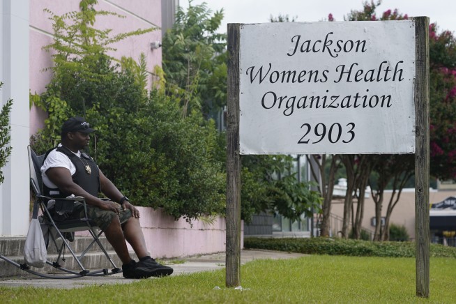 Mississippi clinic ends challenge of near-ban on abortion