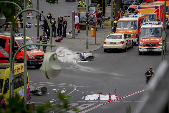 1 dead, 9 injured after driver hits school group in Berlin