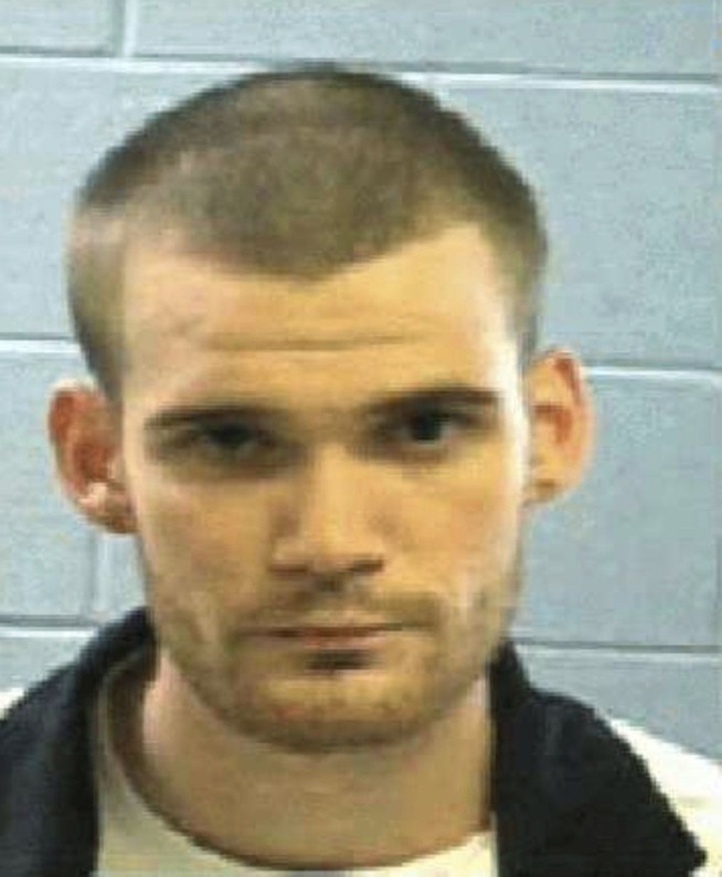 2 inmates remain on run after 2 prison guards killed