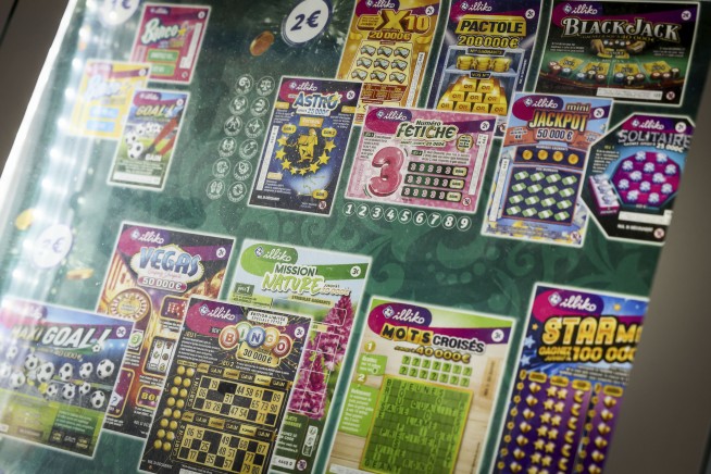Thieves used a stolen card to buy a $523,000 lottery ticket. The victim wants to share the winnings