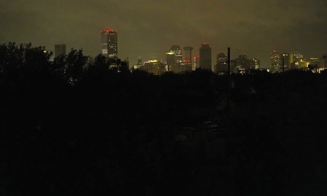 New Orleans blacked out as Ida floods Louisiana, Mississippi