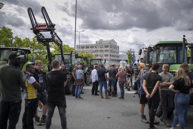 Dutch farmers block entrances to supermarket warehouses