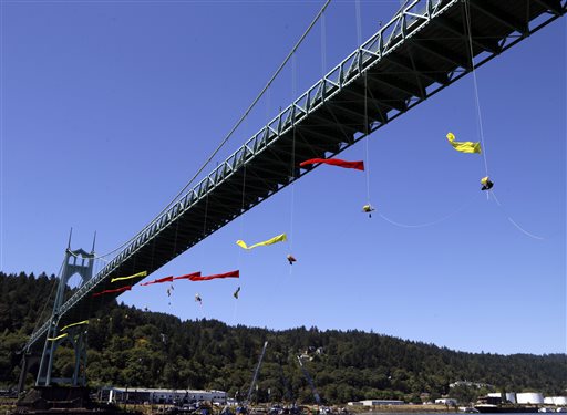 Shell icebreaker retreats after showdown with protesters