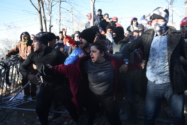 Clashes as thousands of migrants are stuck outside Macedonia