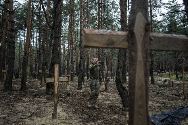 Ukraine finds new mass burials, says Russia “leaves death'