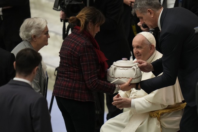 Pope urges parents to accompany, not condemn, gay children