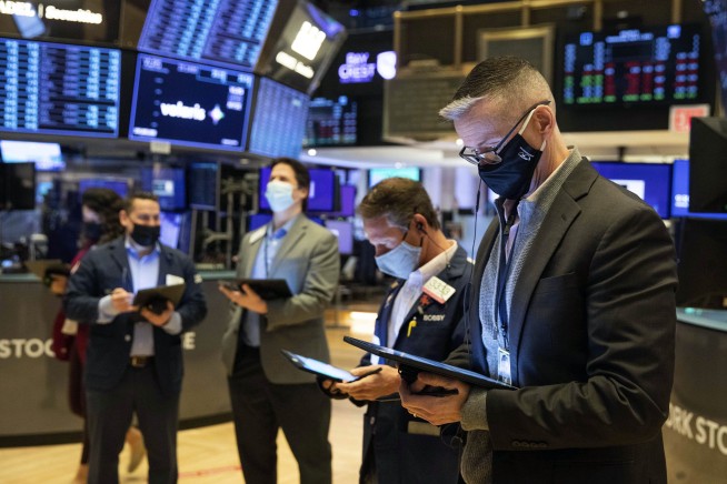 US stocks close mixed; S&P 500 notches another record high