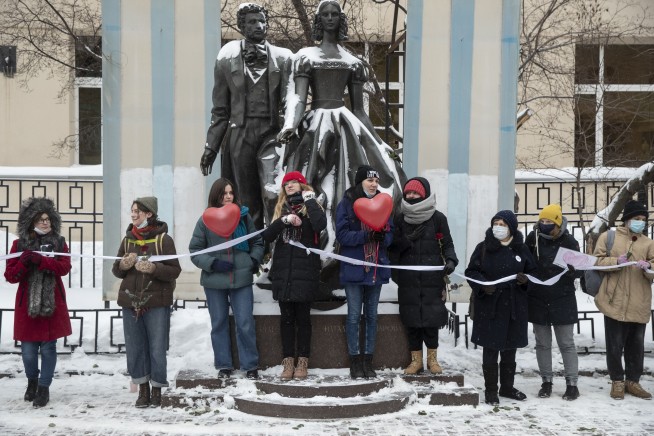 Russia moves to extinguish pro-Navalny 'flashlight' protests