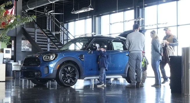 US inflation eases but stays high, putting Fed in tough spot