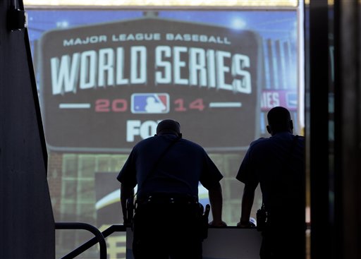 Bumgarner, Giants top Royals 7-1 in Series opener