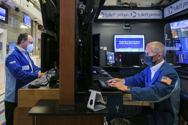 Wall Street logs gains Monday on strong earnings