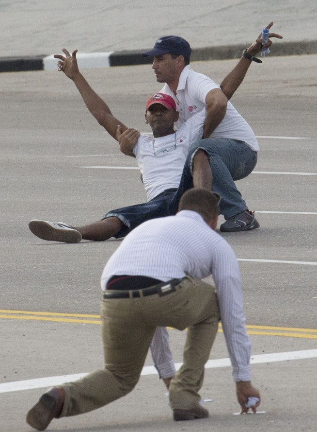 Pope meets with Fidel, misses out on dissident greeting