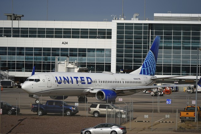 US senators grill airline officials about fees for seats and checked bags