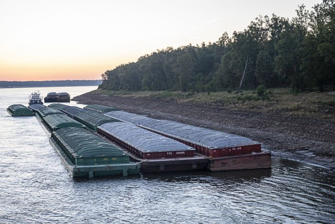 Barges grounded by low water halt Mississippi River traffic