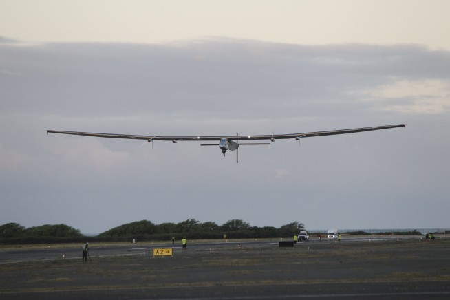 Solar plane slowly soaring from Hawaii to California