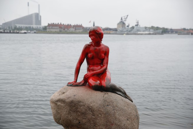 Copenhagen's Little Mermaid statue doused with paint _ again
