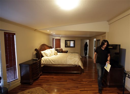 The Latest: Spokesman says Odom was on 1st visit to brothel