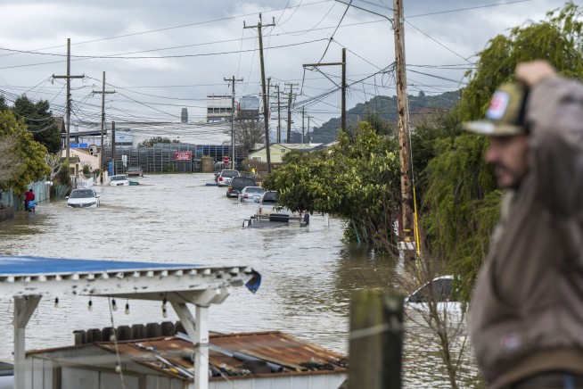 Storm breaches California river's levee, thousands evacuate