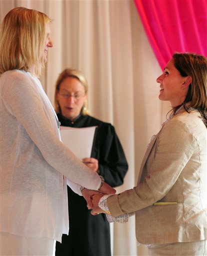 Dozens wed after Oregon gay marriage ruling