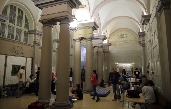 Spanish police fire rubber bullets near Catalan voting site