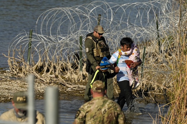 Supreme Court extends block on Texas law that would allow police to arrest migrants