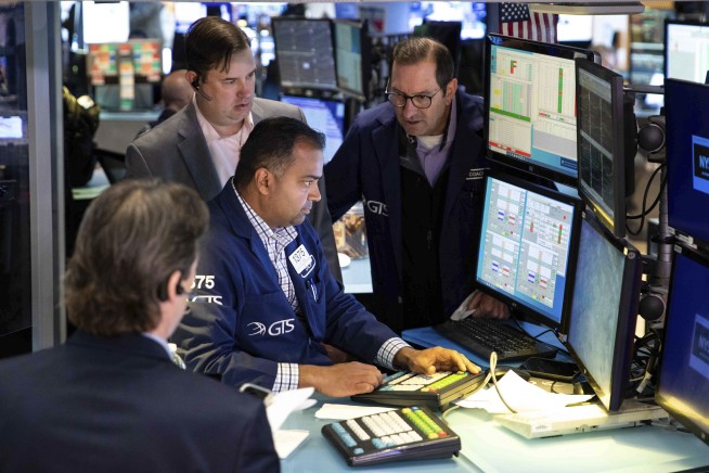 US stocks edge lower; investors eye Musk, Twitter drama