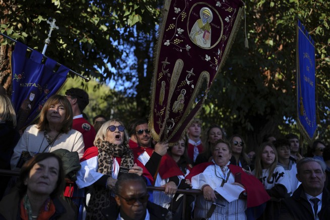 Pope Francis makes 1st papal visit to France's Corsica awash in expressions of popular piety