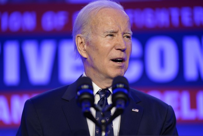 In reversal, Biden weighs detaining migrant families