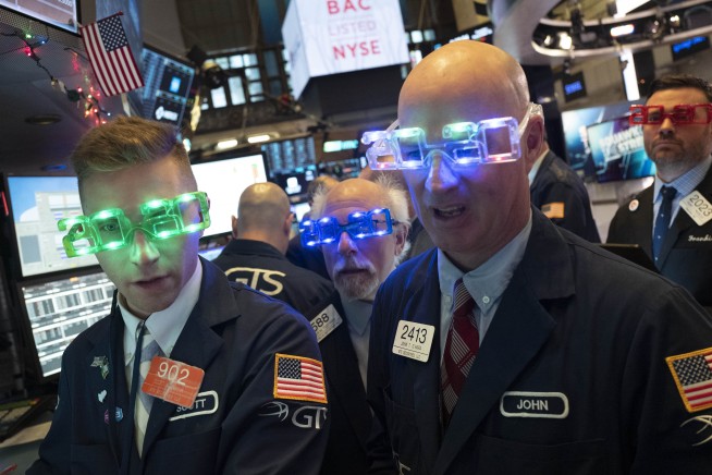 Stocks close out best year since 2013; S&P 500 soars 28.9%
