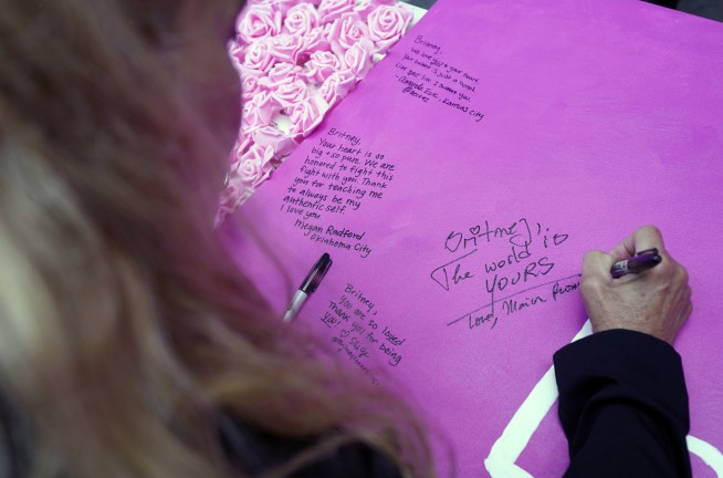 Judge suspends Britney Spears' father from conservatorship