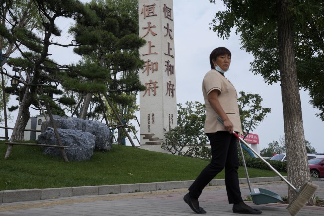 EXPLAINER: Chinese builder’s debt struggle rattles investors