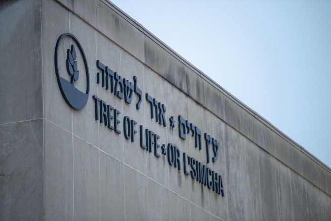 The Latest: Suspect told police he wanted all Jews to die