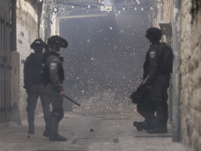 Clashes erupt again near flashpoint Jerusalem holy site